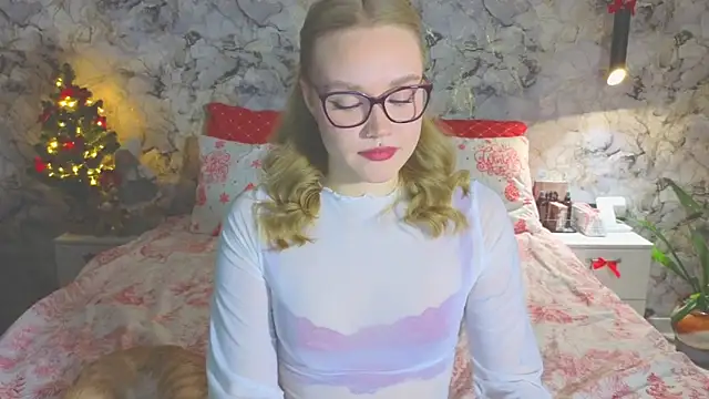 Snapshot of Aurora_Golden1 chatting on 12-17-25, 04:34 Aurora Golden1 online show from 12-17-25, 04:34