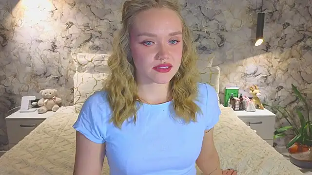 Snapshot of Aurora_Golden1 chatting on 11-29-25, 05:02 Aurora Golden1 online show from 11-29-25, 05:02