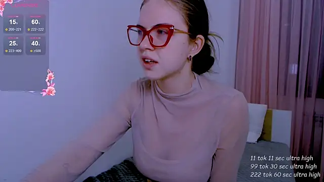 Snapshot of Sarah_HS chatting on 05-13-26, 06:37 Sarah HS online show from 05-13-26, 06:37