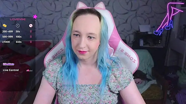 Snapshot of TheTrixy chatting on 11-10-25, 11:15 TheTrixy online show from 11-10-25, 11:15