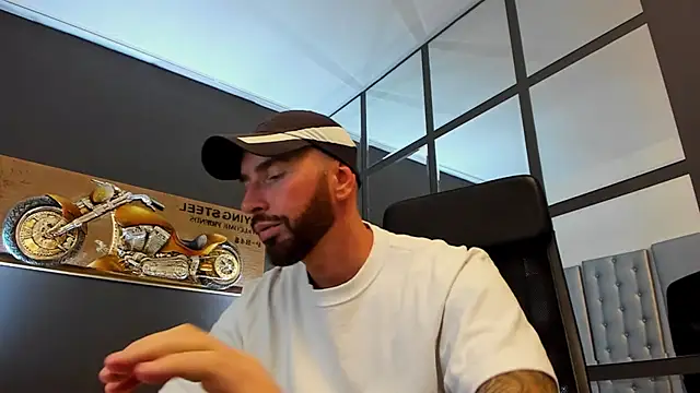 Snapshot of AronGrant chatting on 09-24-25, 09:27 AronGrant online show from 09-24-25, 09:27