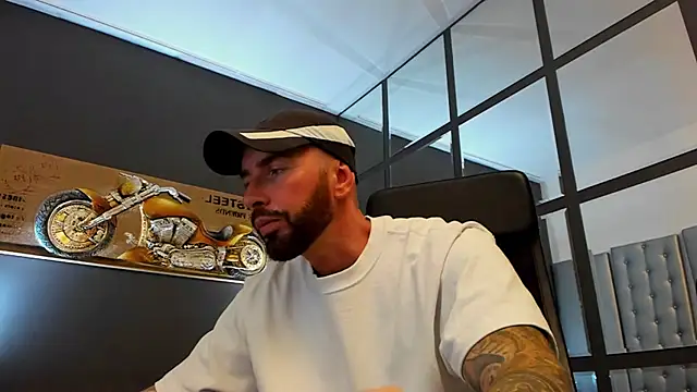 Snapshot of AronGrant chatting on 09-23-25, 10:44 AronGrant online show from 09-23-25, 10:44