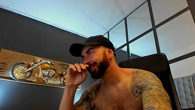 Snapshot of AronGrant chatting on 10-16-25, 08:33 AronGrant online show from 10-16-25, 08:33