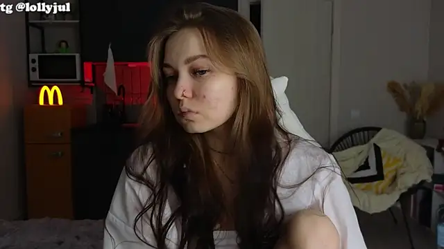 Snapshot of doll_lol_ chatting on 10-22-25, 05:45 doll lol  online show from 10-22-25, 05:45