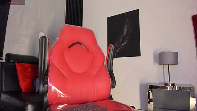 Snapshot of Lil_Curved chatting on 10-19-25, 11:46 Lil Curved online show from 10-19-25, 11:46