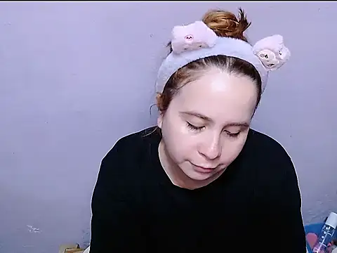 Snapshot of SubLayla01 chatting on 05-12-26, 06:25 SubLayla01 online show from 05-12-26, 06:25