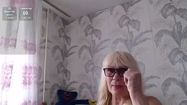 Snapshot of CamDiva113 chatting on 05-26-26, 12:47 CamDiva113 online show from 05-26-26, 12:47