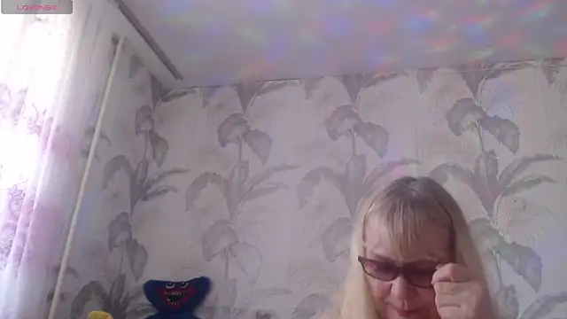 Snapshot of CamDiva113 chatting on 04-17-26, 10:51 CamDiva113 online show from 04-17-26, 10:51