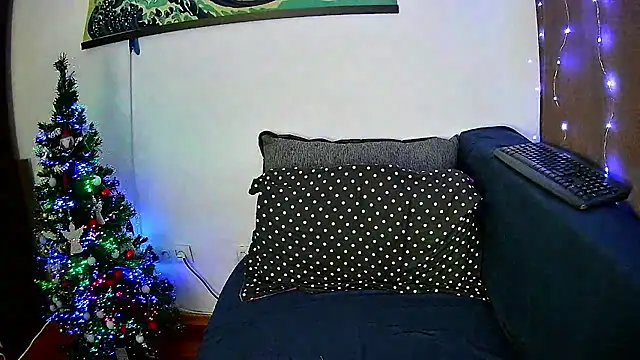 Snapshot of EmmaKrosss chatting on 12-14-24, 03:15 EmmaKrosss online show from 12-14-24, 03:15