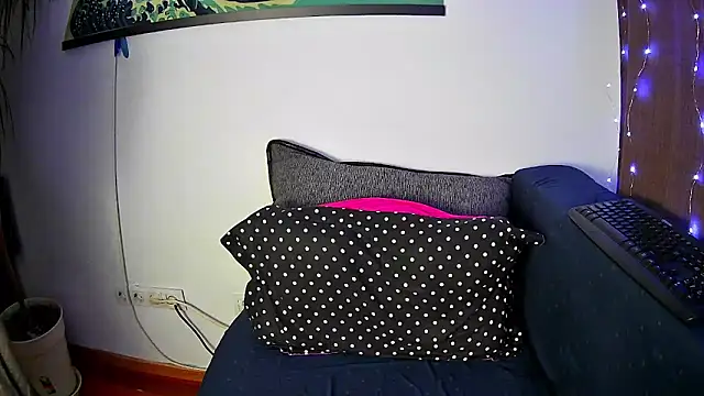 Snapshot of EmmaKrosss chatting on 01-07-25, 10:55 EmmaKrosss online show from 01-07-25, 10:55