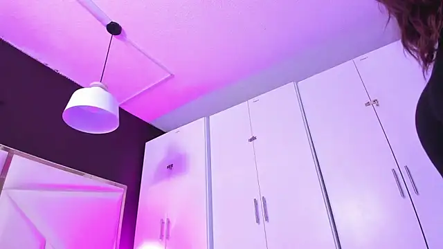 April bowie online show from 11-29-25, 11:21