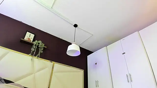 April bowie online show from 11-26-25, 11:10