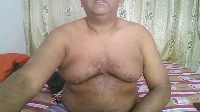 Snapshot of Beargryzzly chatting on 01-05-25, 02:06 Beargryzzly online show from 01-05-25, 02:06