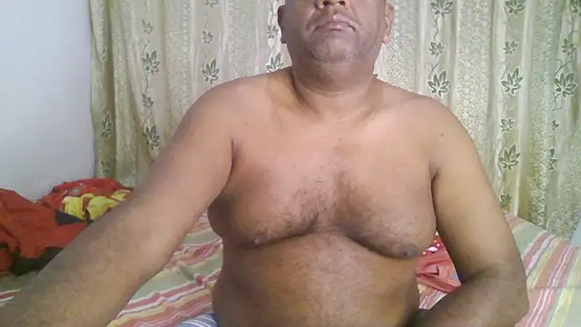 Snapshot of Beargryzzly chatting on 01-04-25, 11:43 Beargryzzly online show from 01-04-25, 11:43