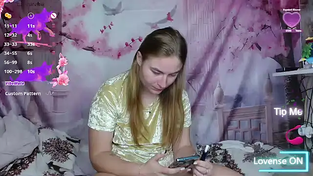 Snapshot of ElenaMaeer chatting on 10-10-25, 06:03 ElenaMaeer online show from 10-10-25, 06:03