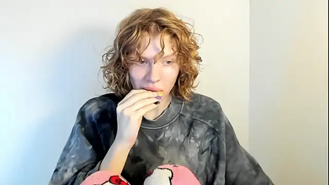 Snapshot of StellaDavis chatting on 10-21-25, 10:47 StellaDavis online show from 10-21-25, 10:47