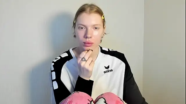 Snapshot of StellaDavis chatting on 11-06-25, 10:08 StellaDavis online show from 11-06-25, 10:08