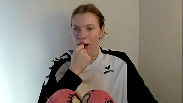 Snapshot of StellaDavis chatting on 11-03-25, 09:46 StellaDavis online show from 11-03-25, 09:46