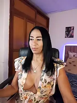 Snapshot of charlotte_bayron02 chatting on 06-07-26, 01:00 charlotte bayron02 online show from 06-07-26, 01:00