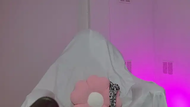 Snapshot of hantonella_ chatting on 10-31-25, 01:08 hantonella online show from 10-31-25, 01:08