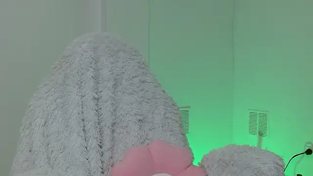 Snapshot of hantonella_ chatting on 10-27-25, 12:39 hantonella online show from 10-27-25, 12:39