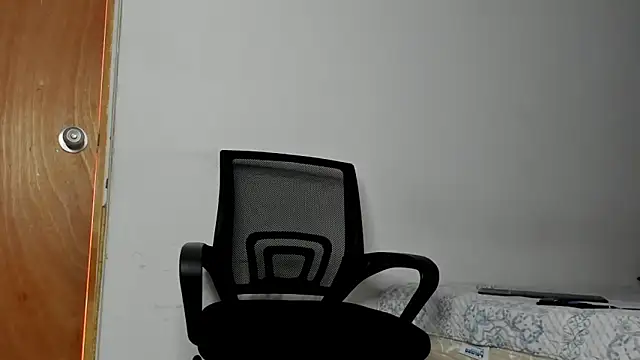 Snapshot of andrew_rose_ chatting on 05-03-26, 04:21 andrew rose online show from 05-03-26, 04:21