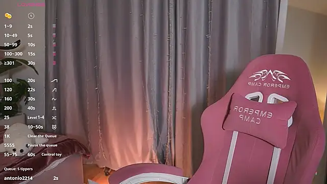 Snapshot of Lala_Land_ chatting on 03-18-25, 12:17 Lala Land online show from 03-18-25, 12:17