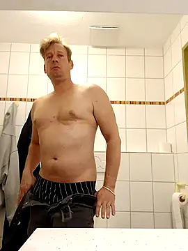 Snapshot of MArciQuarky chatting on 09-11-25, 05:13 MArciQuarky online show from 09-11-25, 05:13