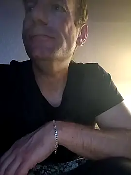 Snapshot of MArciQuarky chatting on 02-14-25, 11:31 MArciQuarky online show from 02-14-25, 11:31