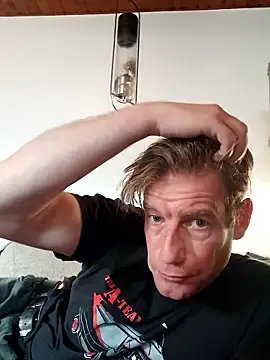 Snapshot of MArciQuarky chatting on 02-18-25, 03:31 MArciQuarky online show from 02-18-25, 03:31