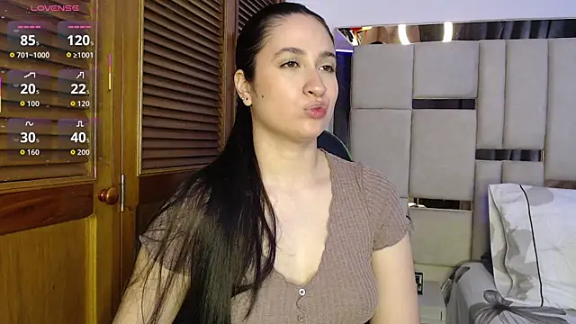 Snapshot of sofiaduque_26 chatting on 06-08-26, 01:28 sofiaduque 26 online show from 06-08-26, 01:28