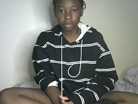 Snapshot of Novah_ chatting on 04-23-26, 03:35 Novah online show from 04-23-26, 03:35