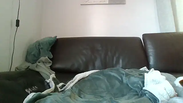 Snapshot of Au_plaisir_des_femmes chatting on 10-21-25, 06:46 Au plaisir des femmes online show from 10-21-25, 06:46