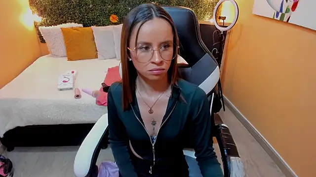 Violeta Hernandez online show from 12-21-24, 03:53