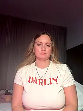 Snapshot of Sophie_Raegan chatting on 01-18-26, 10:51 Sophie Raegan online show from 01-18-26, 10:51