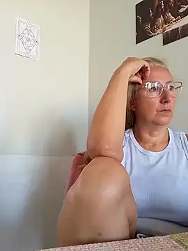 Snapshot of MILEIDE980 chatting on 02-28-26, 01:33 MILEIDE980 online show from 02-28-26, 01:33