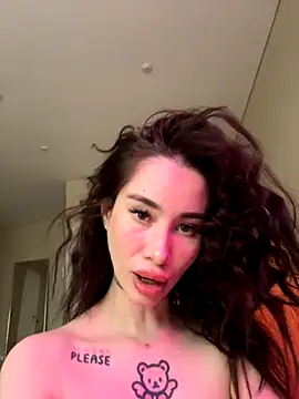 Snapshot of Yunasi chatting on 09-19-25, 01:04 Yunasi online show from 09-19-25, 01:04