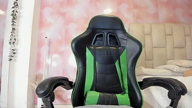 Snapshot of emily_lean_ chatting on 11-26-25, 02:11 emily lean online show from 11-26-25, 02:11