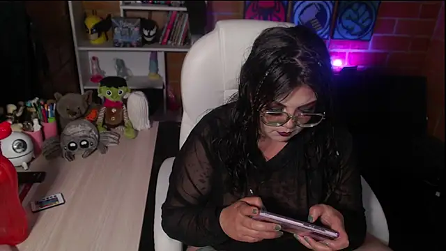 Snapshot of juliette_rd chatting on 10-28-25, 04:02 juliette rd online show from 10-28-25, 04:02