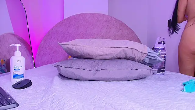 Snapshot of violett_lo chatting on 12-19-25, 12:07 violett lo online show from 12-19-25, 12:07