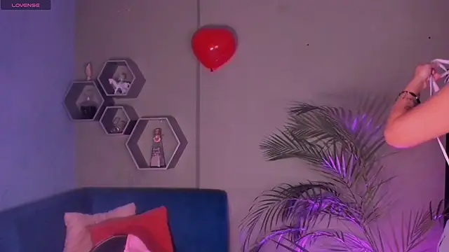 Snapshot of Sussy_Bell01 chatting on 02-20-25, 06:03 Sussy Bell01 online show from 02-20-25, 06:03