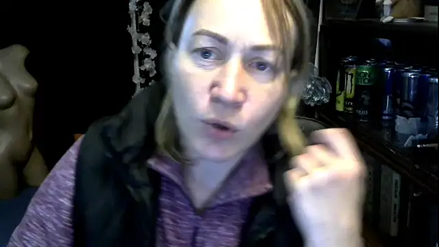 Snapshot of wLESLYMOSw chatting on 10-17-25, 11:01 wLESLYMOSw online show from 10-17-25, 11:01