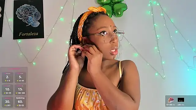 Snapshot of EmmaSanzz_ chatting on 03-11-25, 11:44 EmmaSanzz online show from 03-11-25, 11:44