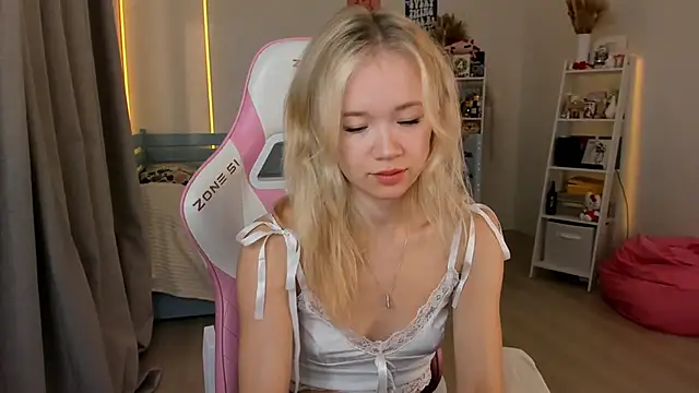 Lily Young online show from 10-09-25, 05:19