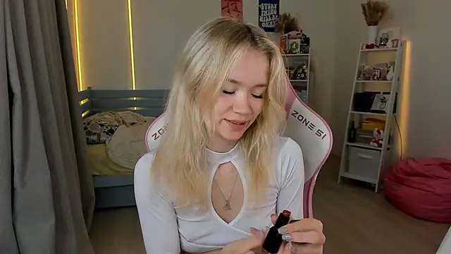 Lily Young online show from 10-10-25, 05:41