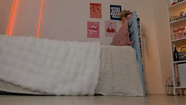 Lily Young online show from 10-20-25, 05:09