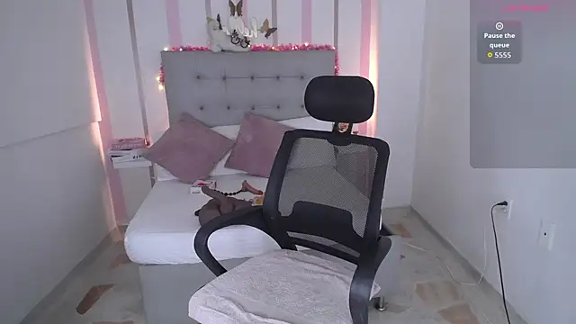 Mariana Rojas online show from 12-19-25, 04:16