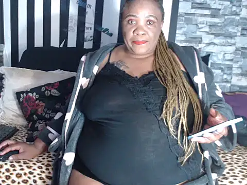 Snapshot of BigHotMatureXx chatting on 10-18-25, 08:11 BigHotMatureXx online show from 10-18-25, 08:11