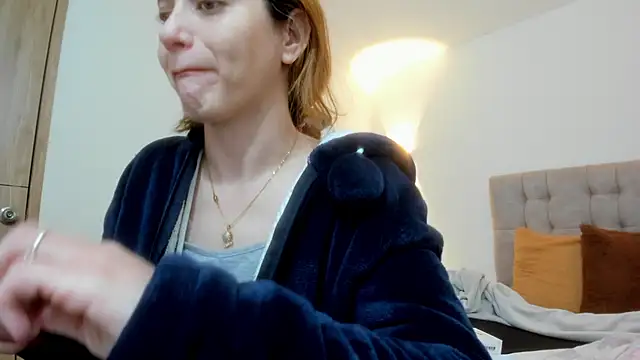 Carolina hernandez22 online show from 10-15-25, 12:35