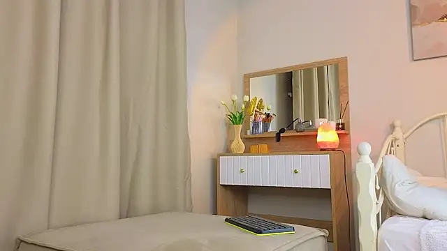 Snapshot of KateBleare chatting on 03-12-25, 06:11 KateBleare online show from 03-12-25, 06:11